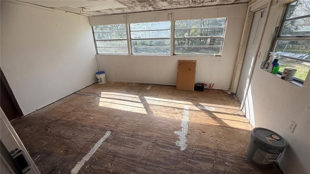 待售: $89,900 (2 贝兹, 1 浴室, 864 平方英尺)