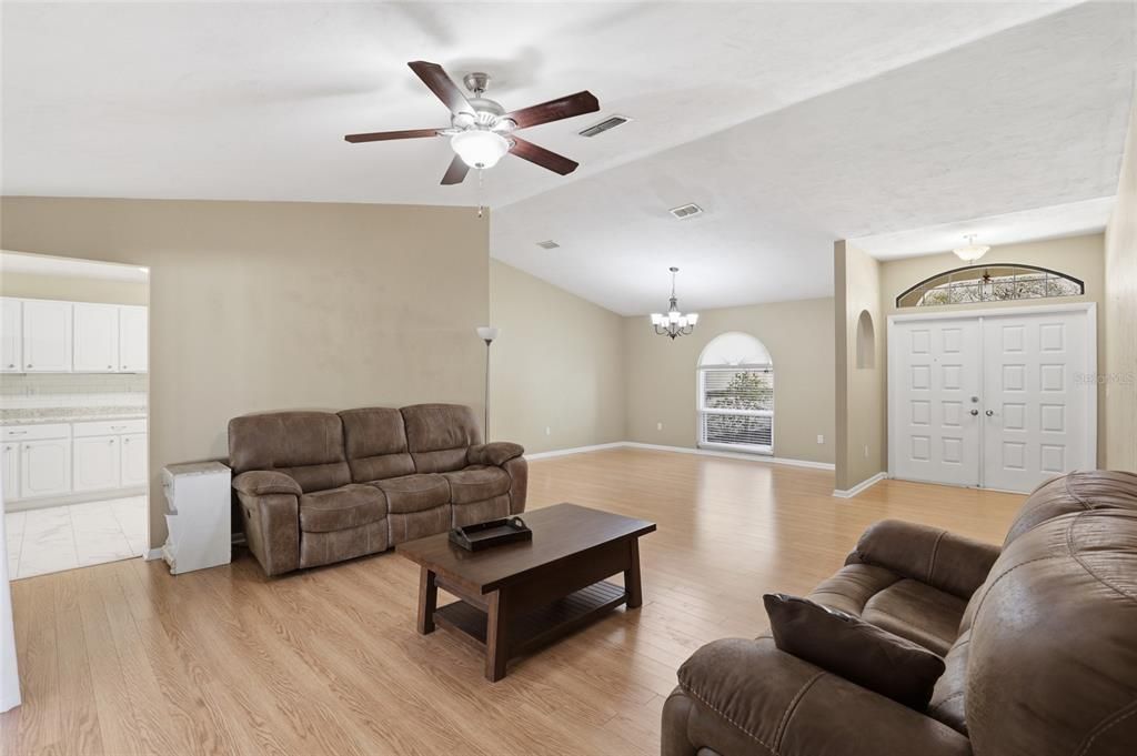 For Sale: $325,000 (3 beds, 2 baths, 1773 Square Feet)