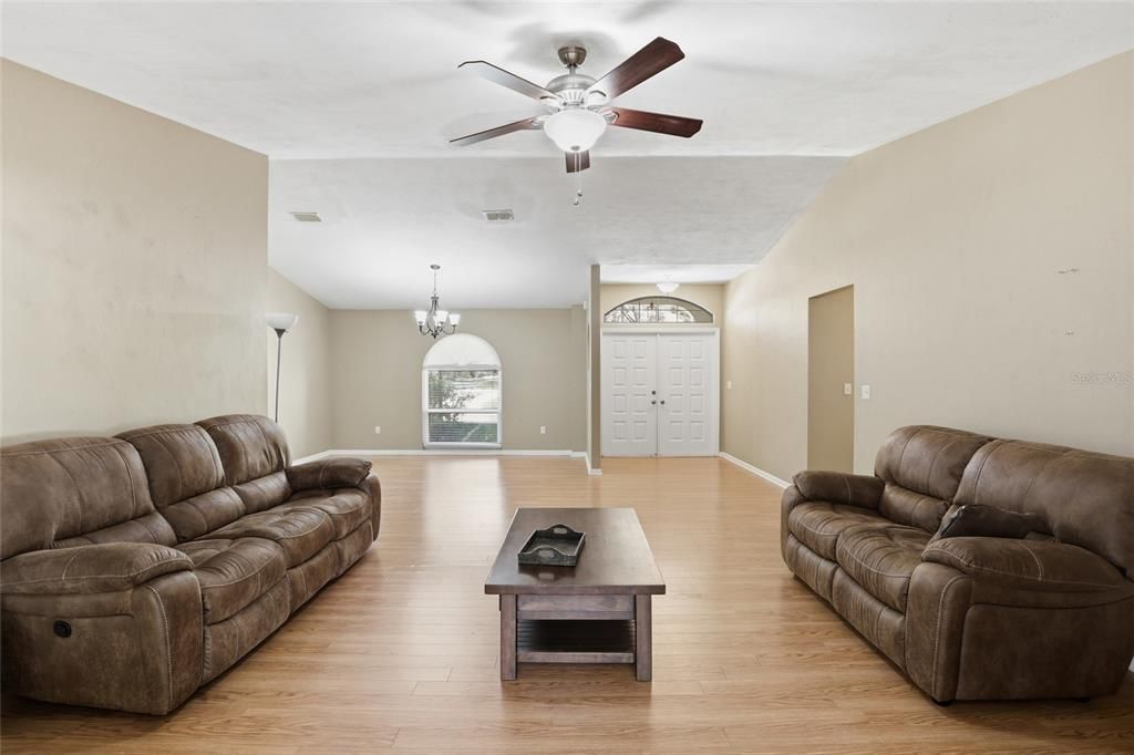 For Sale: $325,000 (3 beds, 2 baths, 1773 Square Feet)
