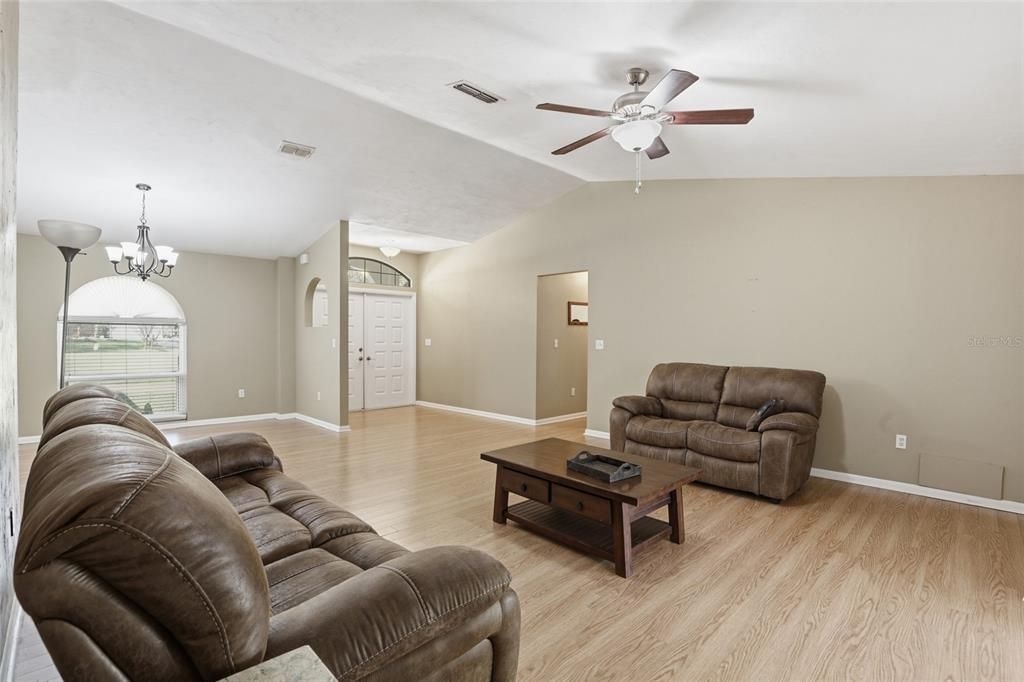 For Sale: $325,000 (3 beds, 2 baths, 1773 Square Feet)