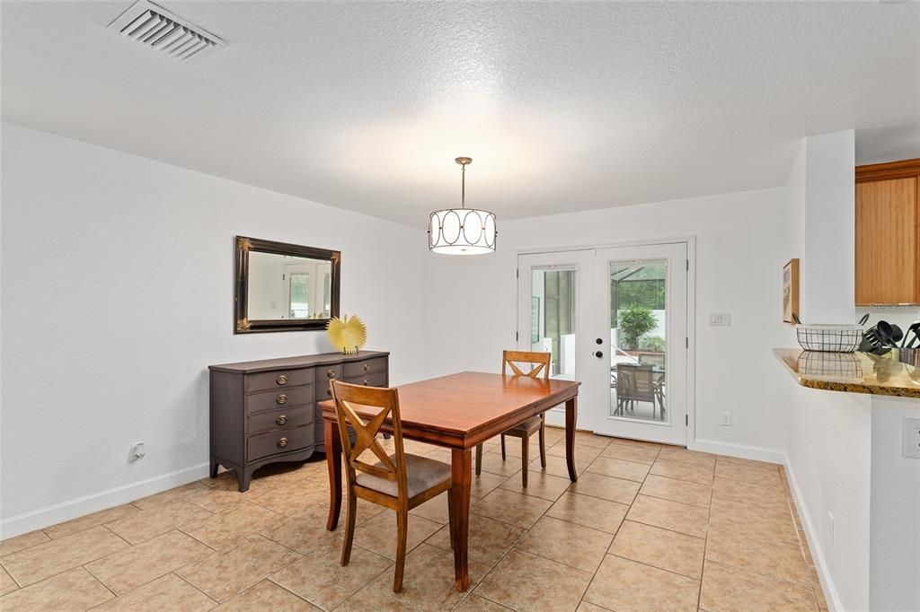Activo con contrato: $675,000 (3 camas, 3 baños, 2860 Pies cuadrados)