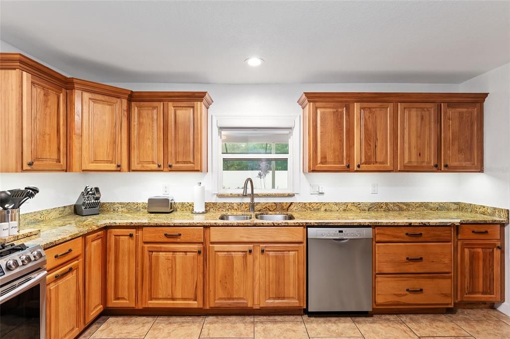 Activo con contrato: $675,000 (3 camas, 3 baños, 2860 Pies cuadrados)