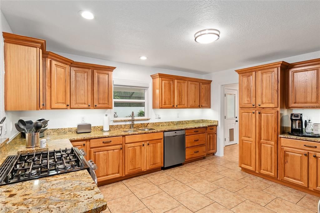Activo con contrato: $675,000 (3 camas, 3 baños, 2860 Pies cuadrados)