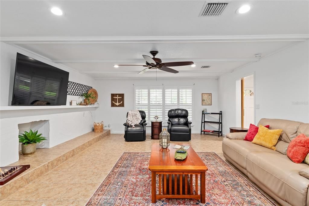 Activo con contrato: $675,000 (3 camas, 3 baños, 2860 Pies cuadrados)