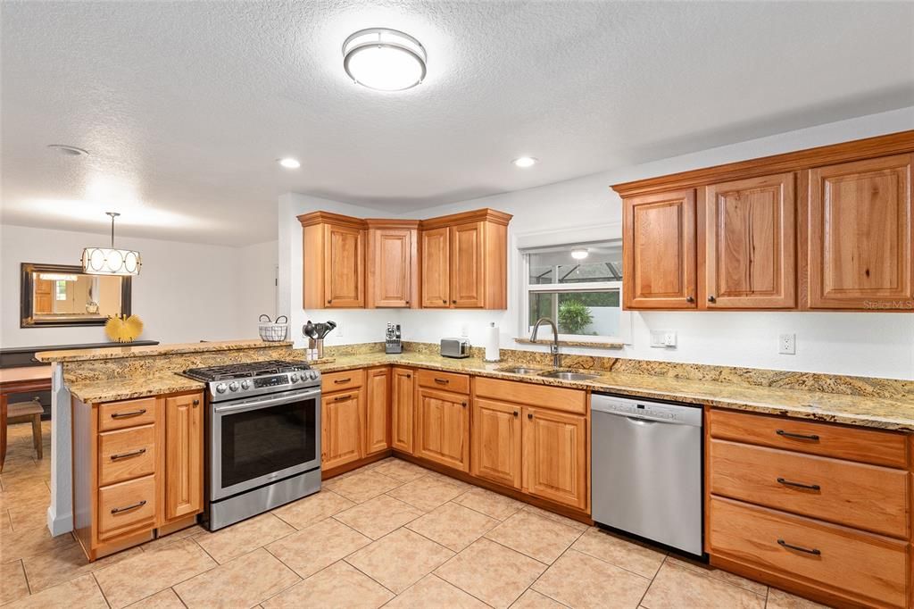 Activo con contrato: $675,000 (3 camas, 3 baños, 2860 Pies cuadrados)