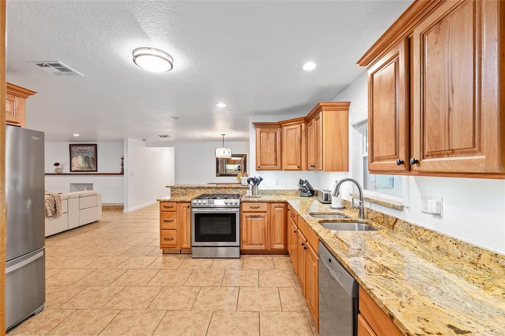 Activo con contrato: $675,000 (3 camas, 3 baños, 2860 Pies cuadrados)