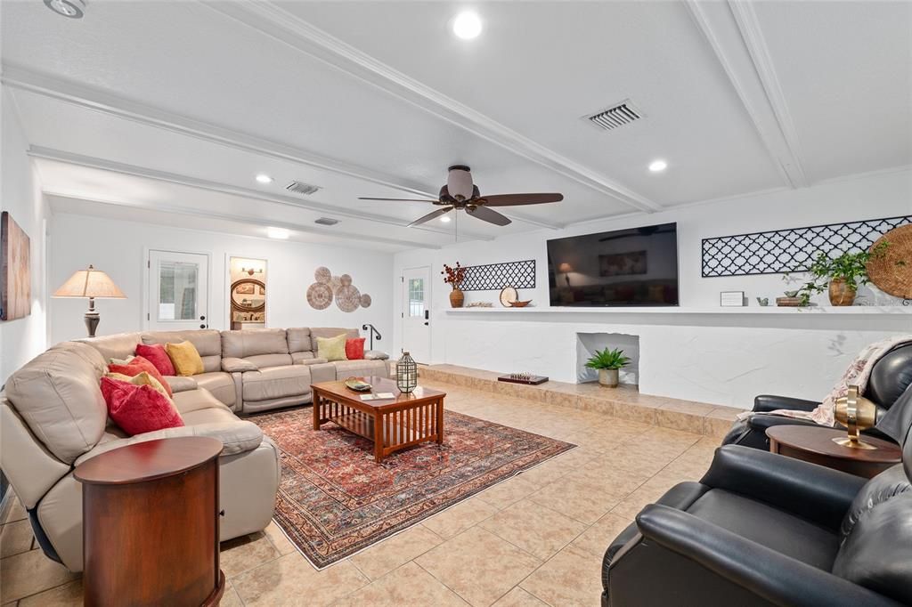 Activo con contrato: $675,000 (3 camas, 3 baños, 2860 Pies cuadrados)