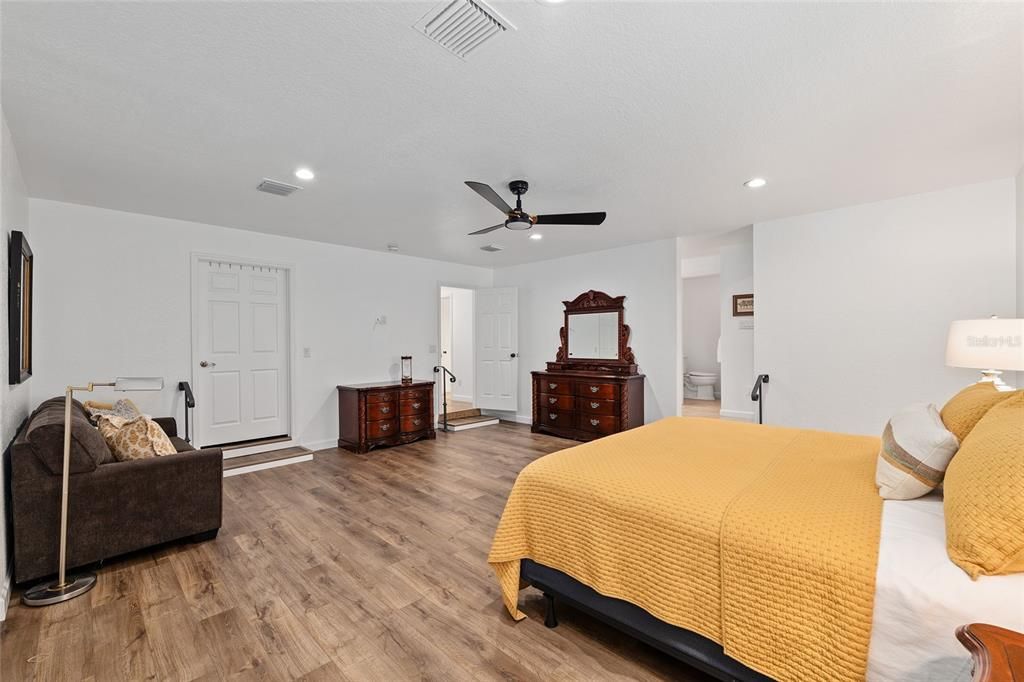 Activo con contrato: $675,000 (3 camas, 3 baños, 2860 Pies cuadrados)