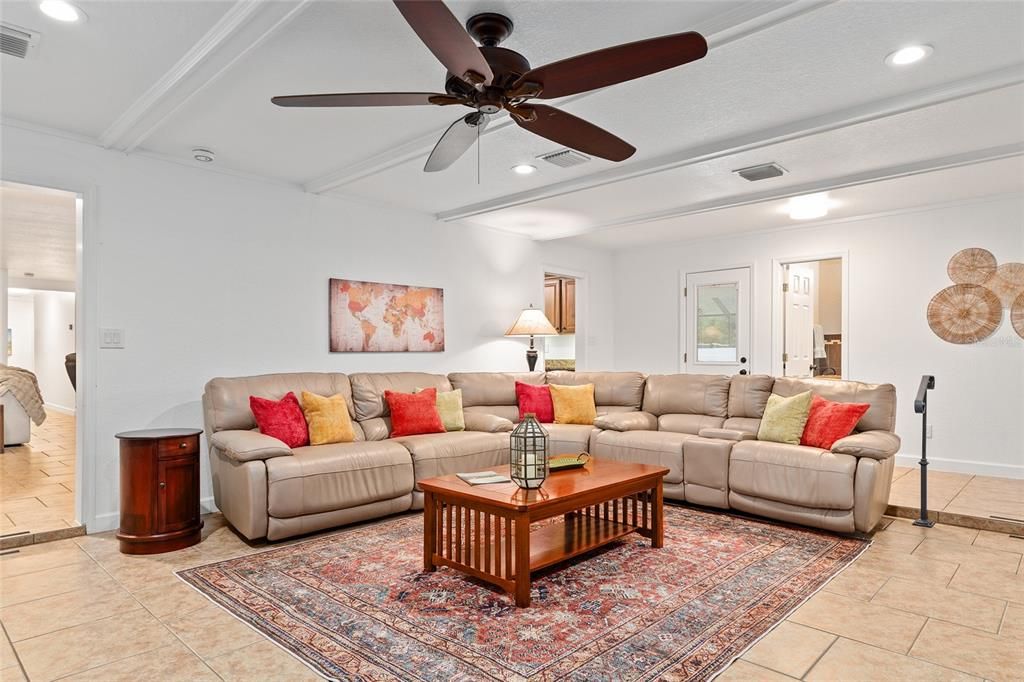 Activo con contrato: $675,000 (3 camas, 3 baños, 2860 Pies cuadrados)