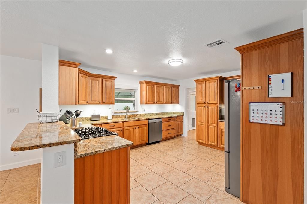 Activo con contrato: $675,000 (3 camas, 3 baños, 2860 Pies cuadrados)