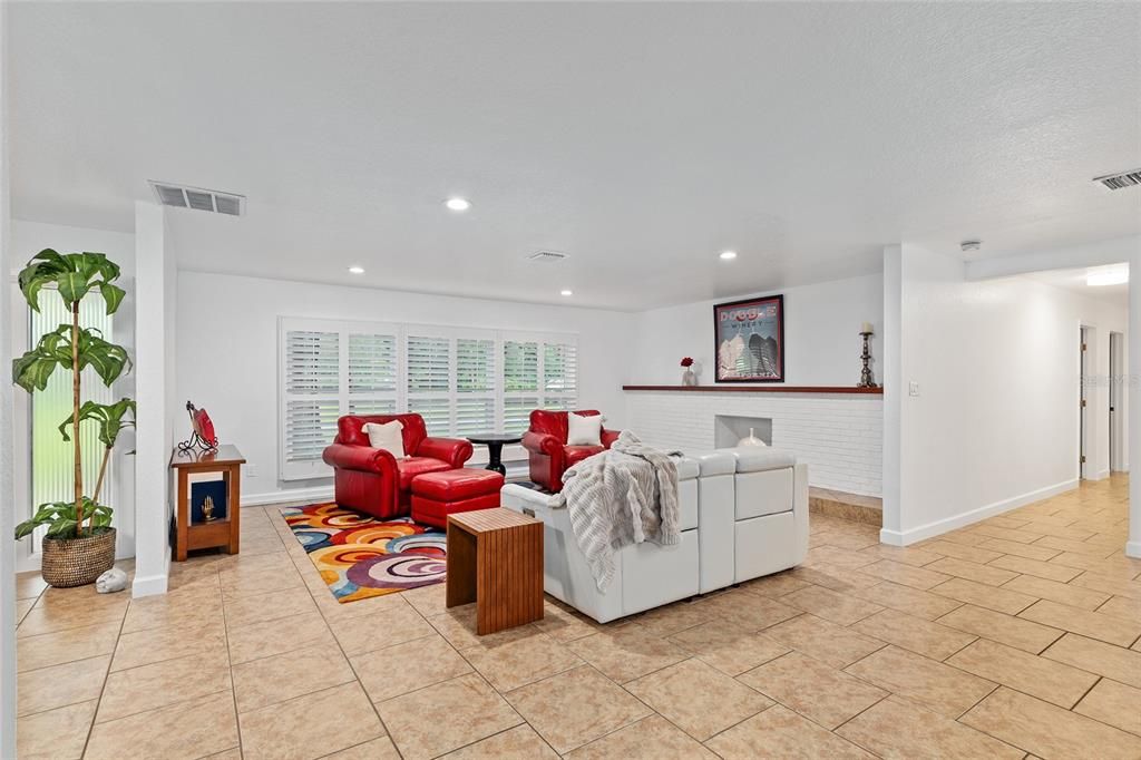 Activo con contrato: $675,000 (3 camas, 3 baños, 2860 Pies cuadrados)