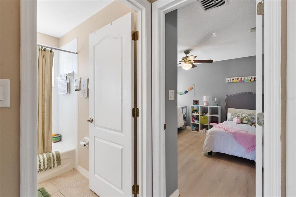 Activo con contrato: $385,000 (3 camas, 2 baños, 1742 Pies cuadrados)