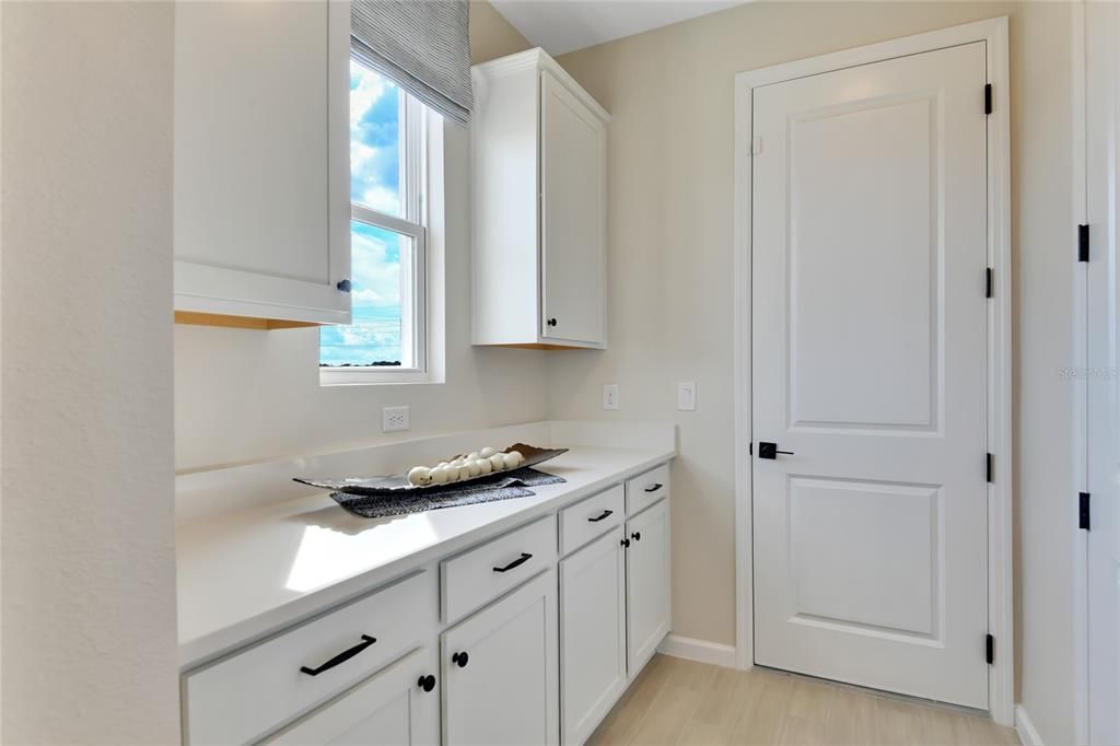 Activo con contrato: $499,999 (5 camas, 3 baños, 3030 Pies cuadrados)