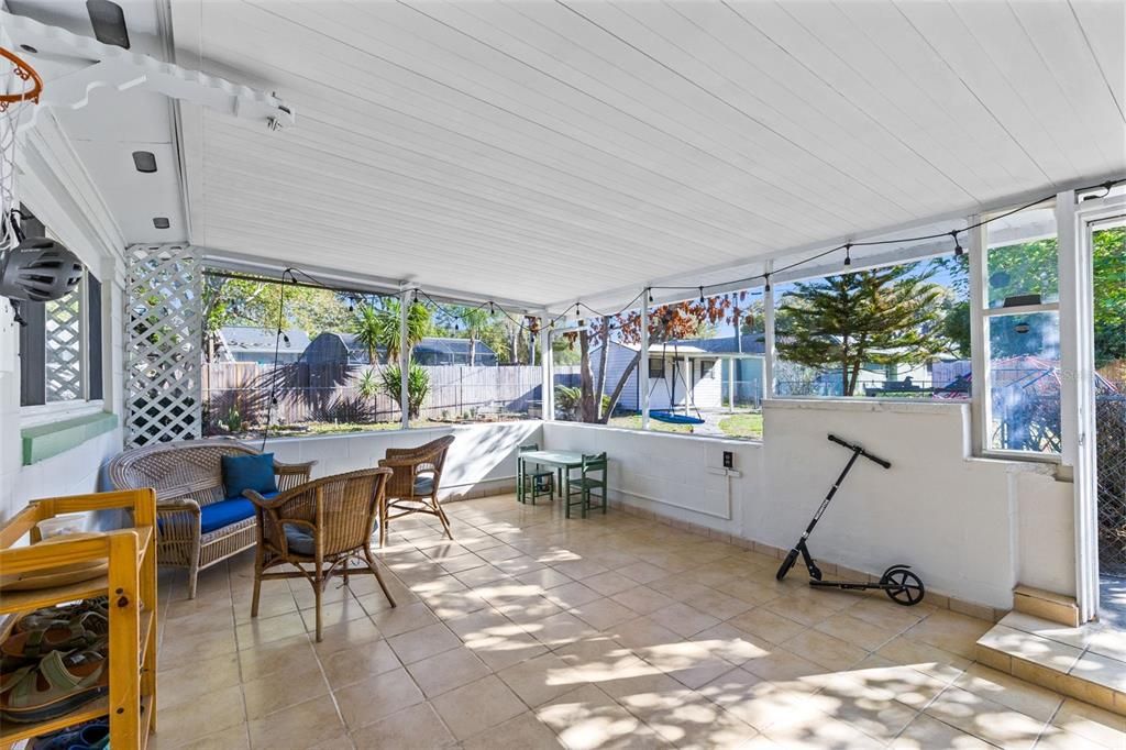 Active With Contract: $339,900 (3 beds, 2 baths, 1645 Square Feet)