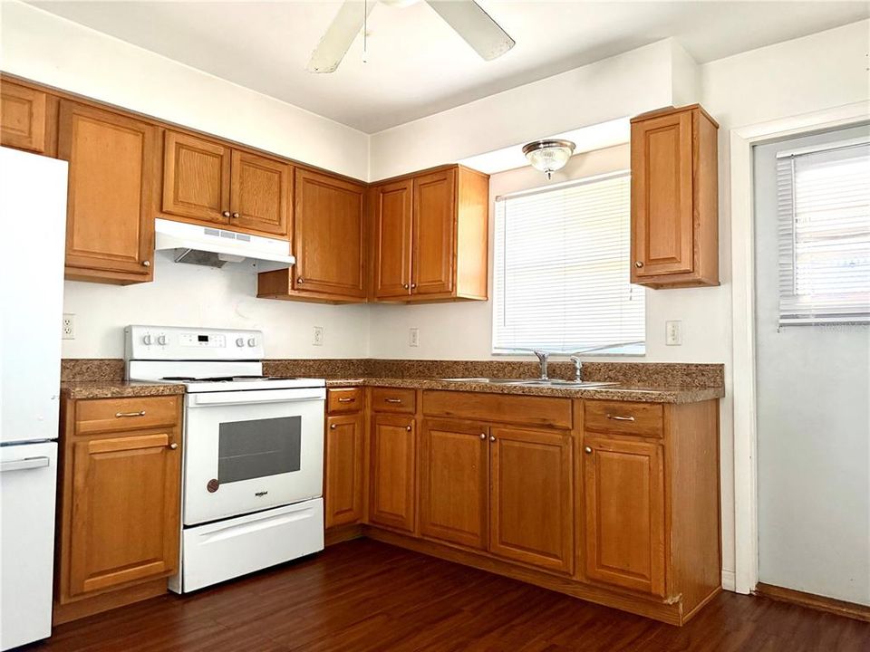 В аренду: $1,299 (2 спален, 1 ванн, 864 Квадратных фут)
