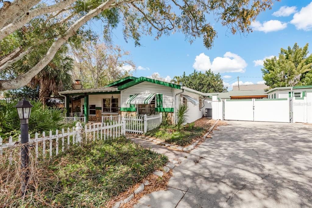 En Venta: $599,900 (0.39 acres)