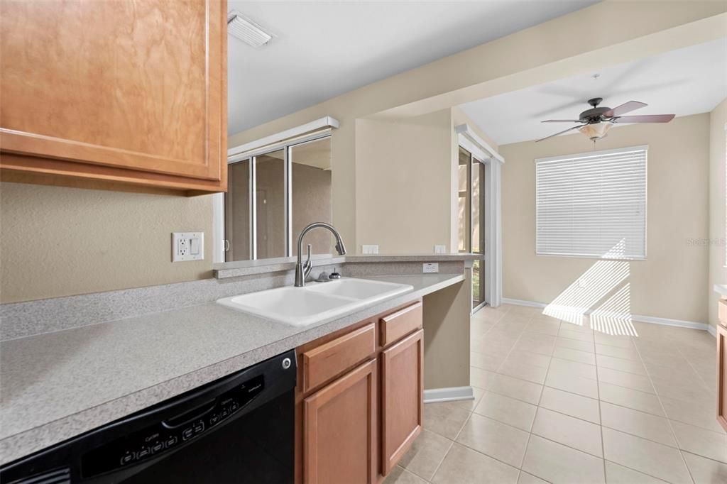 На продажу: $240,000 (2 спален, 2 ванн, 1414 Квадратных фут)