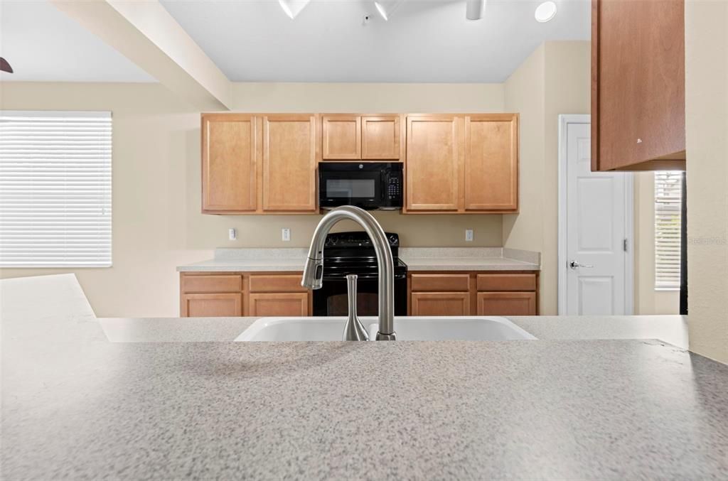 На продажу: $240,000 (2 спален, 2 ванн, 1414 Квадратных фут)