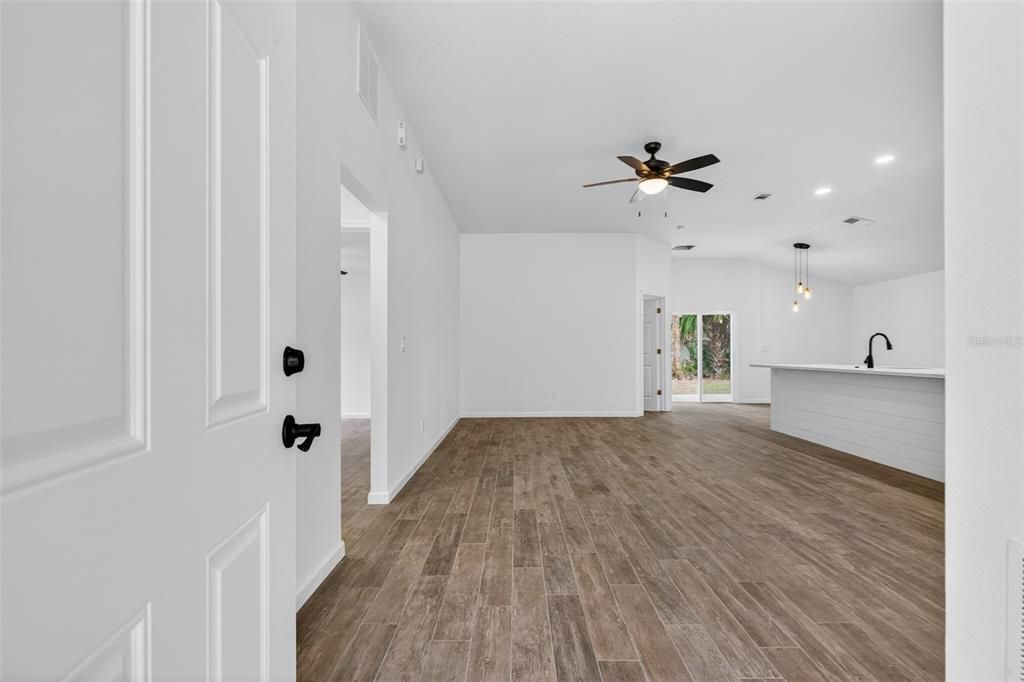 Active With Contract: $274,900 (3 beds, 2 baths, 1545 Square Feet)