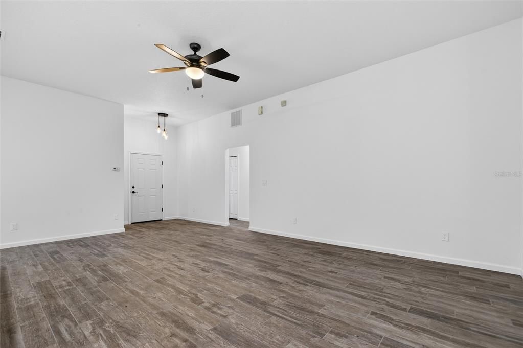 Active With Contract: $274,900 (3 beds, 2 baths, 1545 Square Feet)