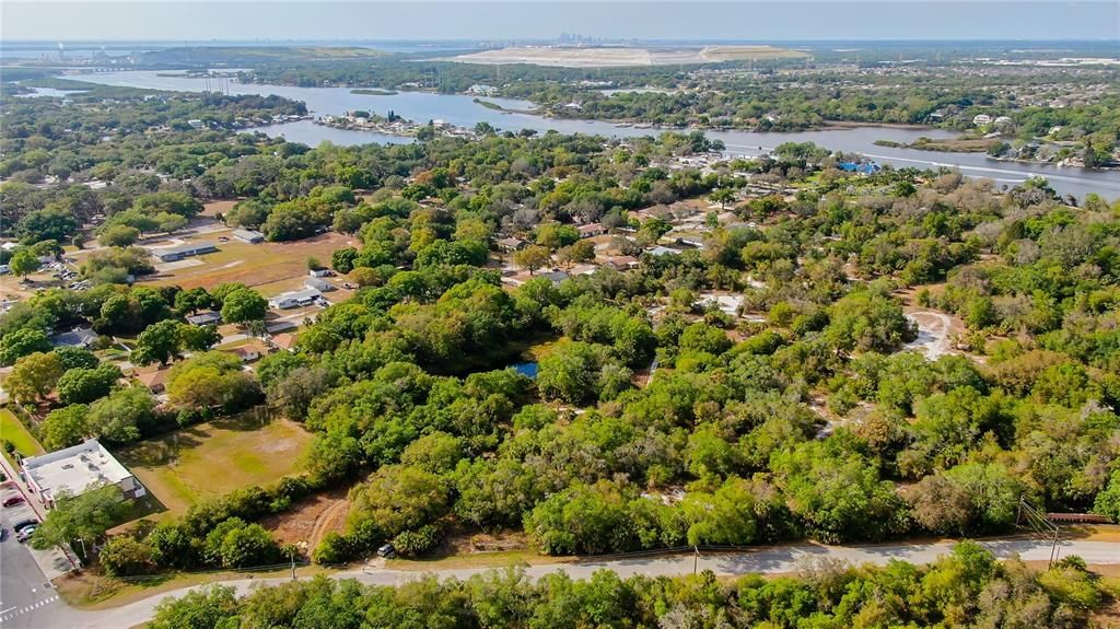 待售: $9,950,000 (16.96 acres)
