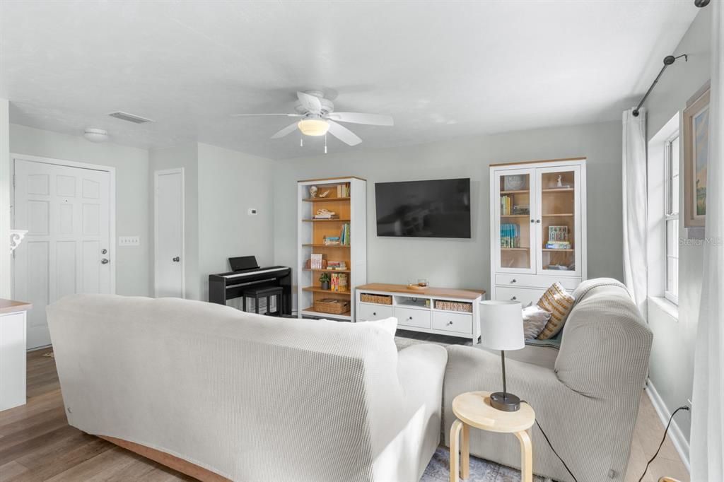 Active With Contract: $315,000 (3 beds, 2 baths, 1284 Square Feet)