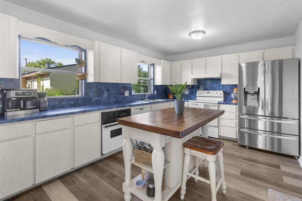 Active With Contract: $315,000 (3 beds, 2 baths, 1284 Square Feet)