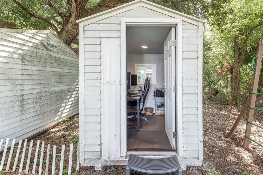 Active With Contract: $315,000 (3 beds, 2 baths, 1284 Square Feet)