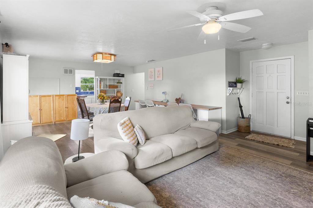 Active With Contract: $315,000 (3 beds, 2 baths, 1284 Square Feet)