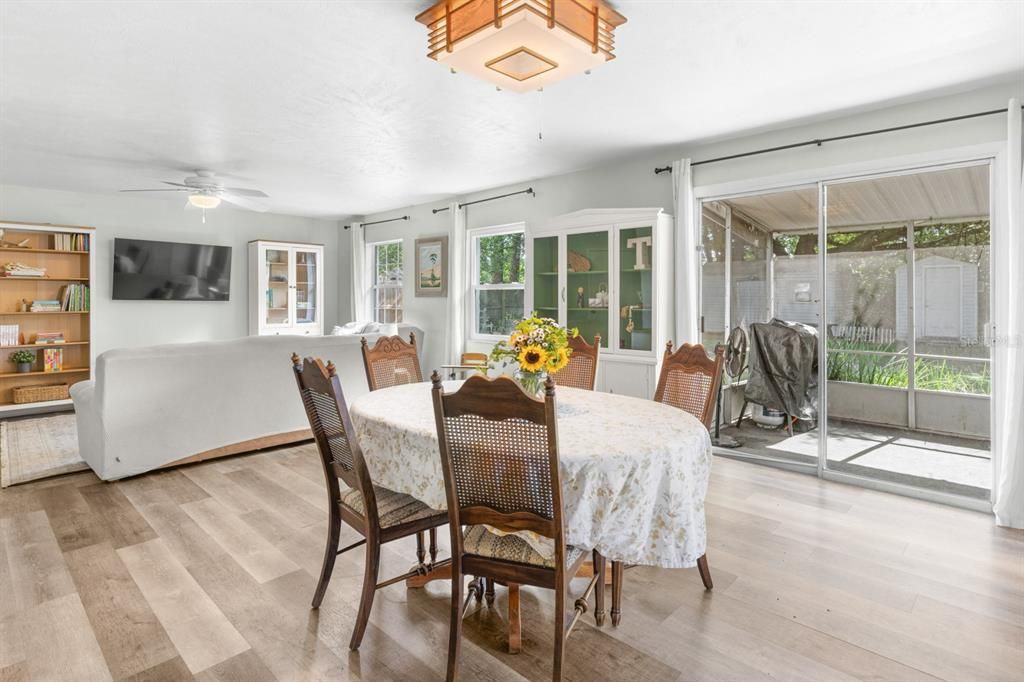 Active With Contract: $315,000 (3 beds, 2 baths, 1284 Square Feet)