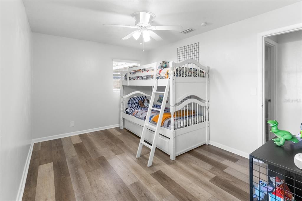 Active With Contract: $315,000 (3 beds, 2 baths, 1284 Square Feet)