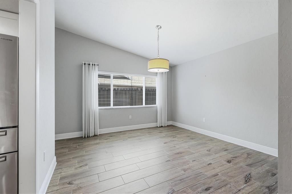 Activo con contrato: $415,000 (3 camas, 2 baños, 1616 Pies cuadrados)
