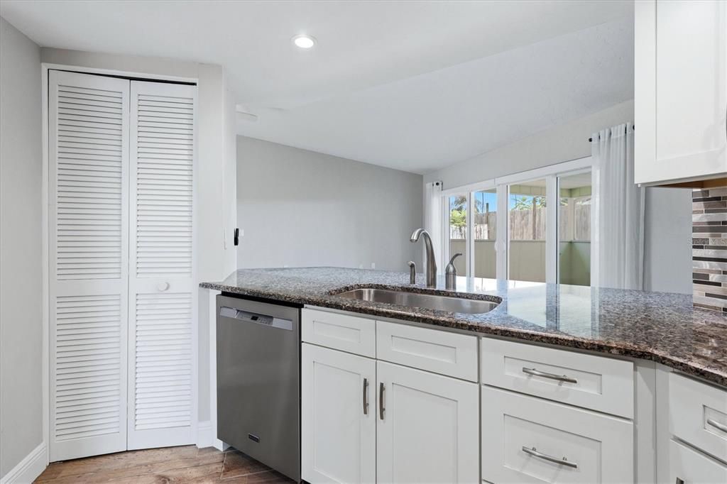 Activo con contrato: $415,000 (3 camas, 2 baños, 1616 Pies cuadrados)