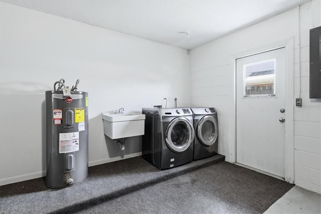 Activo con contrato: $415,000 (3 camas, 2 baños, 1616 Pies cuadrados)