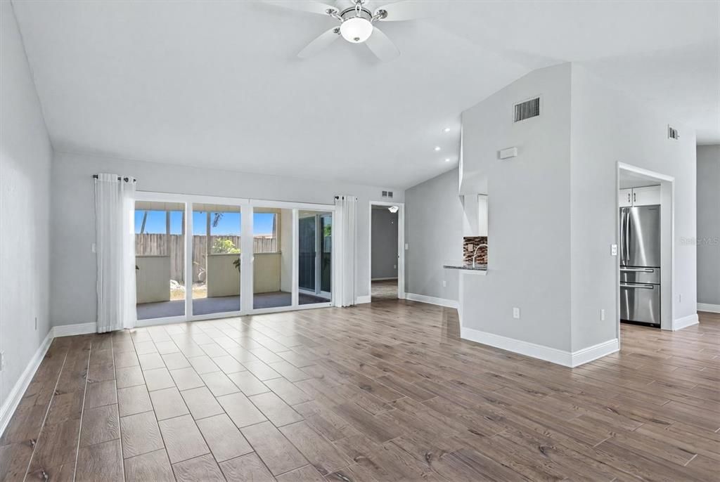 Activo con contrato: $415,000 (3 camas, 2 baños, 1616 Pies cuadrados)
