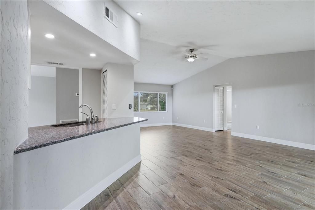 Activo con contrato: $415,000 (3 camas, 2 baños, 1616 Pies cuadrados)
