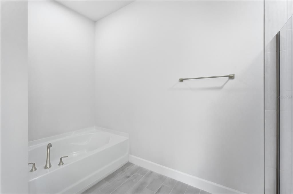 For Rent: $2,195 (4 beds, 2 baths, 1815 Square Feet)