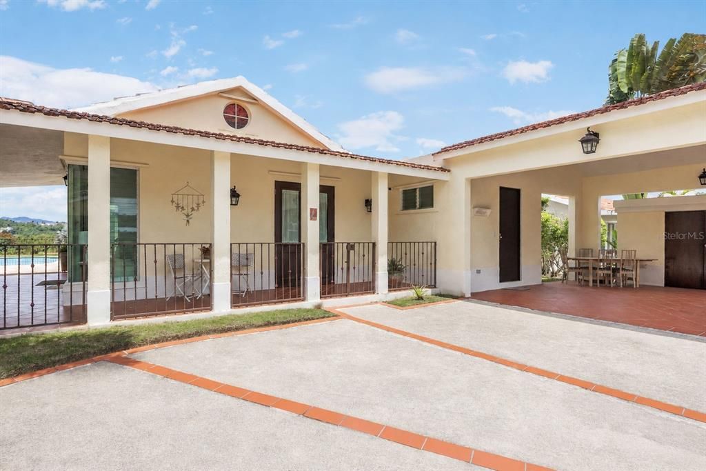 En Venta: $640,000 (4 camas, 3 baños, 2700 Pies cuadrados)