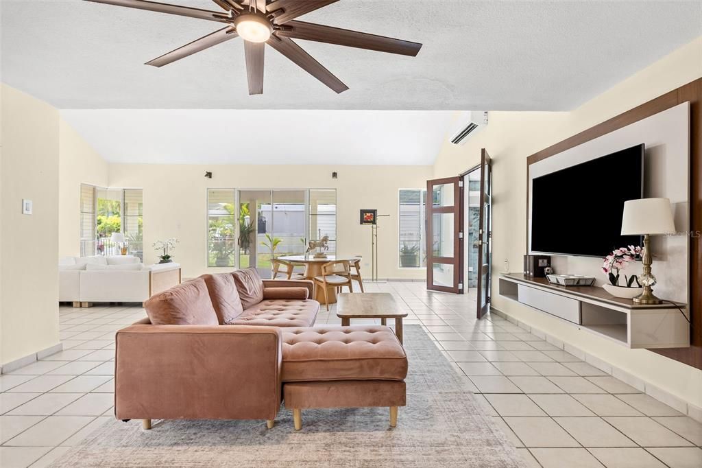 En Venta: $640,000 (4 camas, 3 baños, 2700 Pies cuadrados)