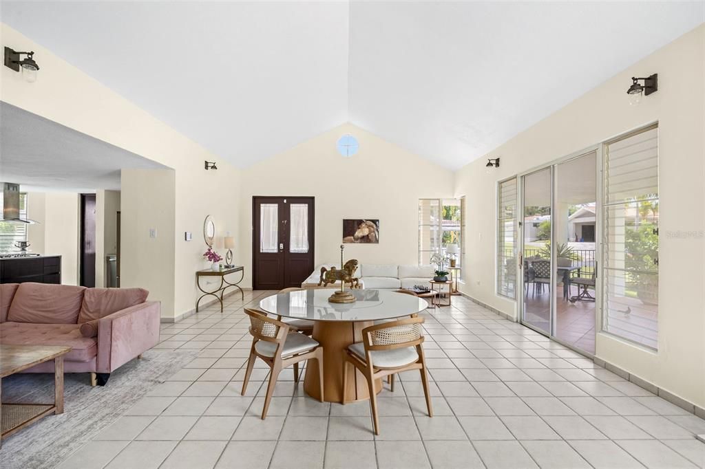 En Venta: $640,000 (4 camas, 3 baños, 2700 Pies cuadrados)