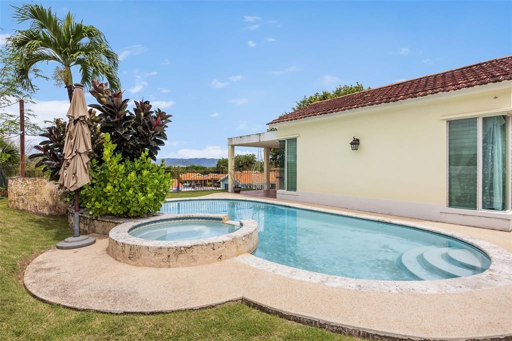 En Venta: $640,000 (4 camas, 3 baños, 2700 Pies cuadrados)