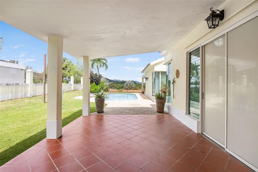En Venta: $640,000 (4 camas, 3 baños, 2700 Pies cuadrados)