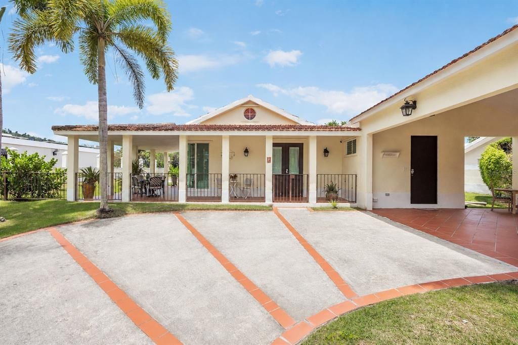En Venta: $640,000 (4 camas, 3 baños, 2700 Pies cuadrados)
