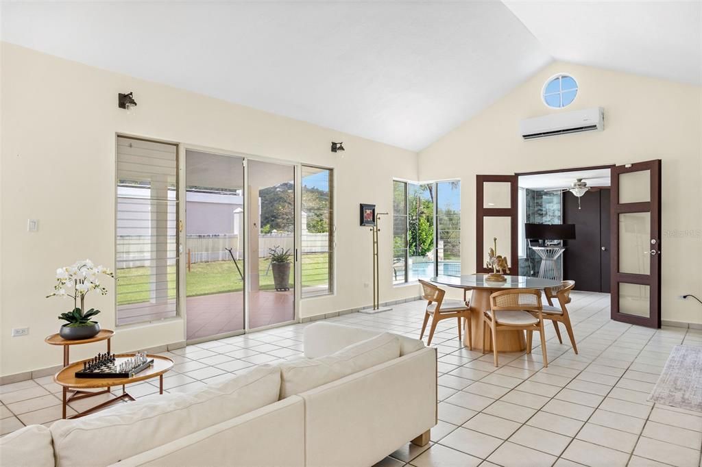 En Venta: $640,000 (4 camas, 3 baños, 2700 Pies cuadrados)