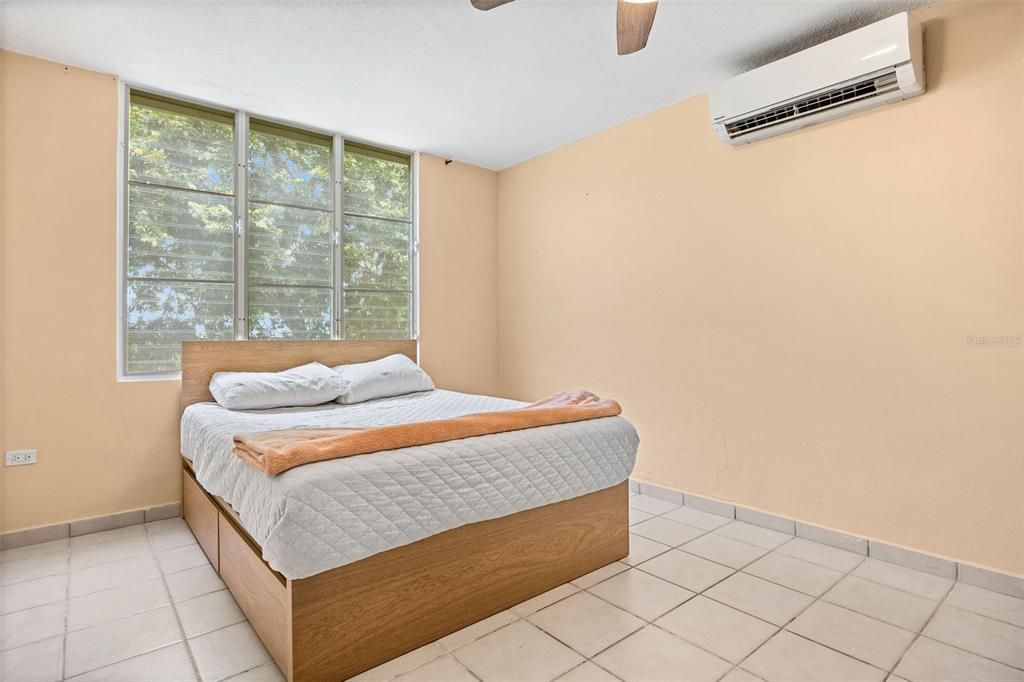 En Venta: $640,000 (4 camas, 3 baños, 2700 Pies cuadrados)