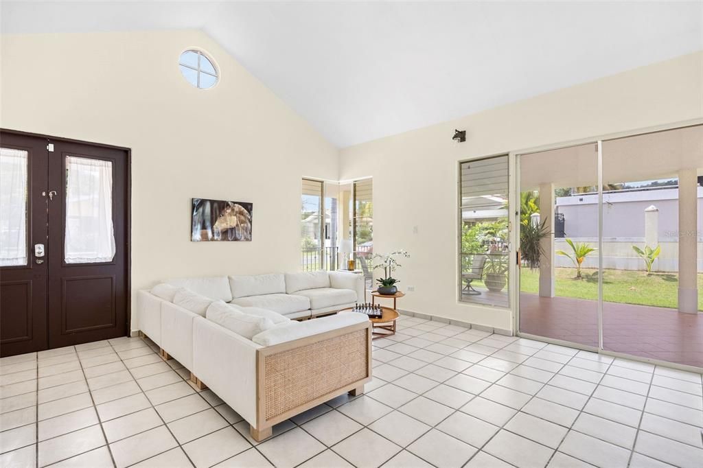 En Venta: $640,000 (4 camas, 3 baños, 2700 Pies cuadrados)