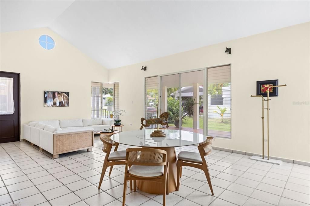 En Venta: $640,000 (4 camas, 3 baños, 2700 Pies cuadrados)