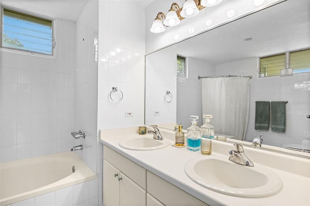 En Venta: $640,000 (4 camas, 3 baños, 2700 Pies cuadrados)