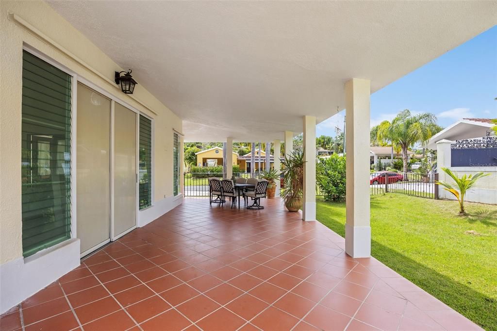 En Venta: $640,000 (4 camas, 3 baños, 2700 Pies cuadrados)