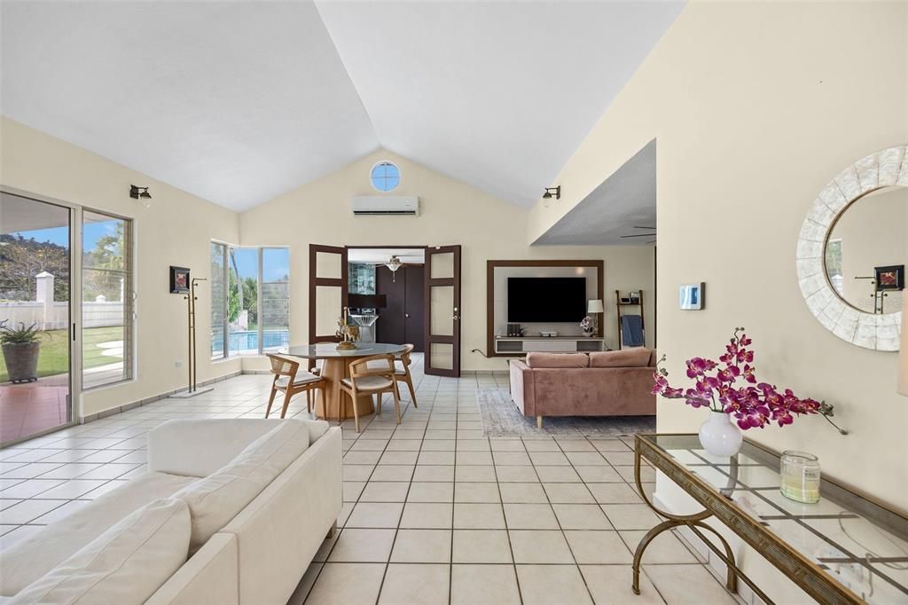 En Venta: $640,000 (4 camas, 3 baños, 2700 Pies cuadrados)